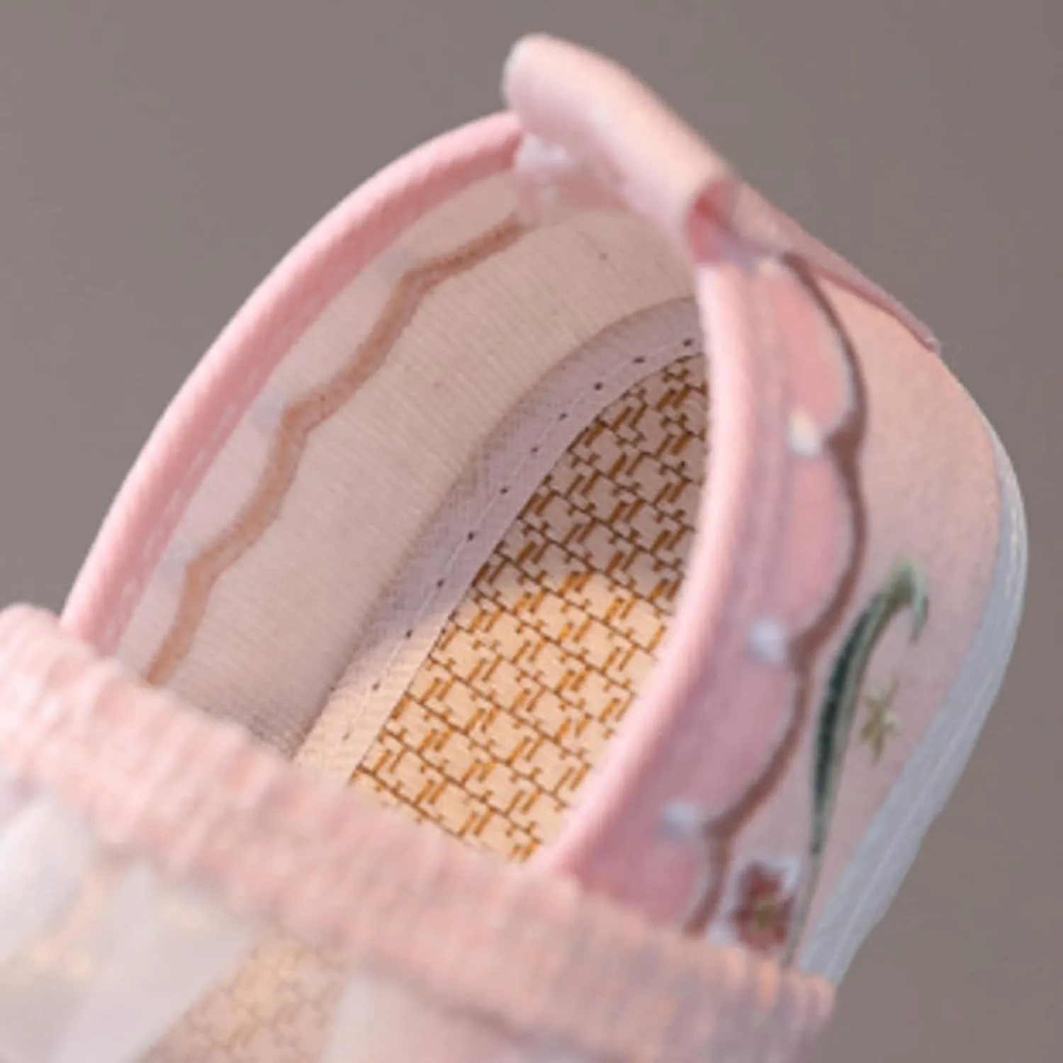 Baby Girl Shoe Girls Flat Bottomed Embroidered Sandals Fashionable Antique Costume Children Performance Shoes