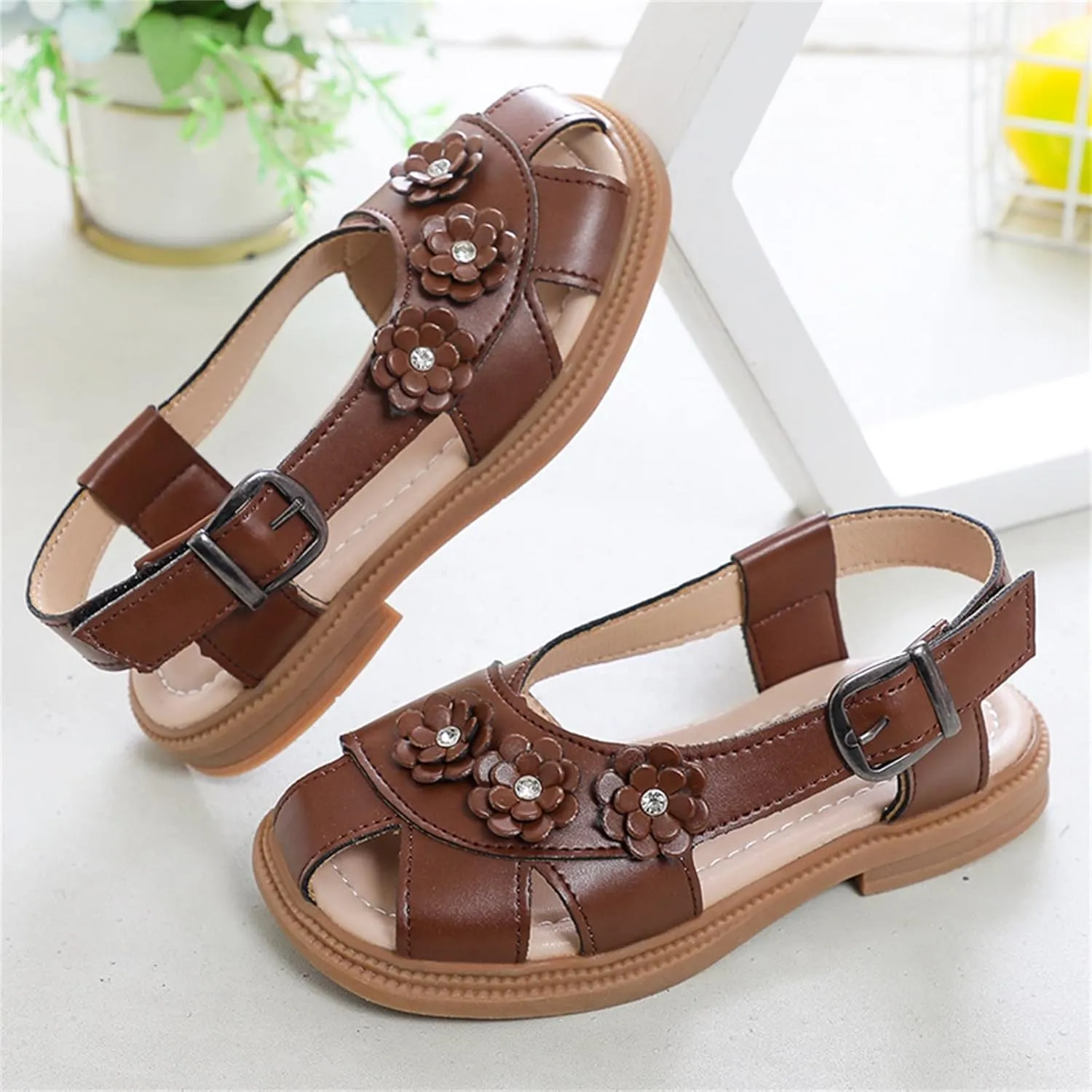 Girls Hollow Beach Shoes with Flower 2025 Summer Stylish Lightweight Soft Sole Slip On Buckle Slippers for Kids