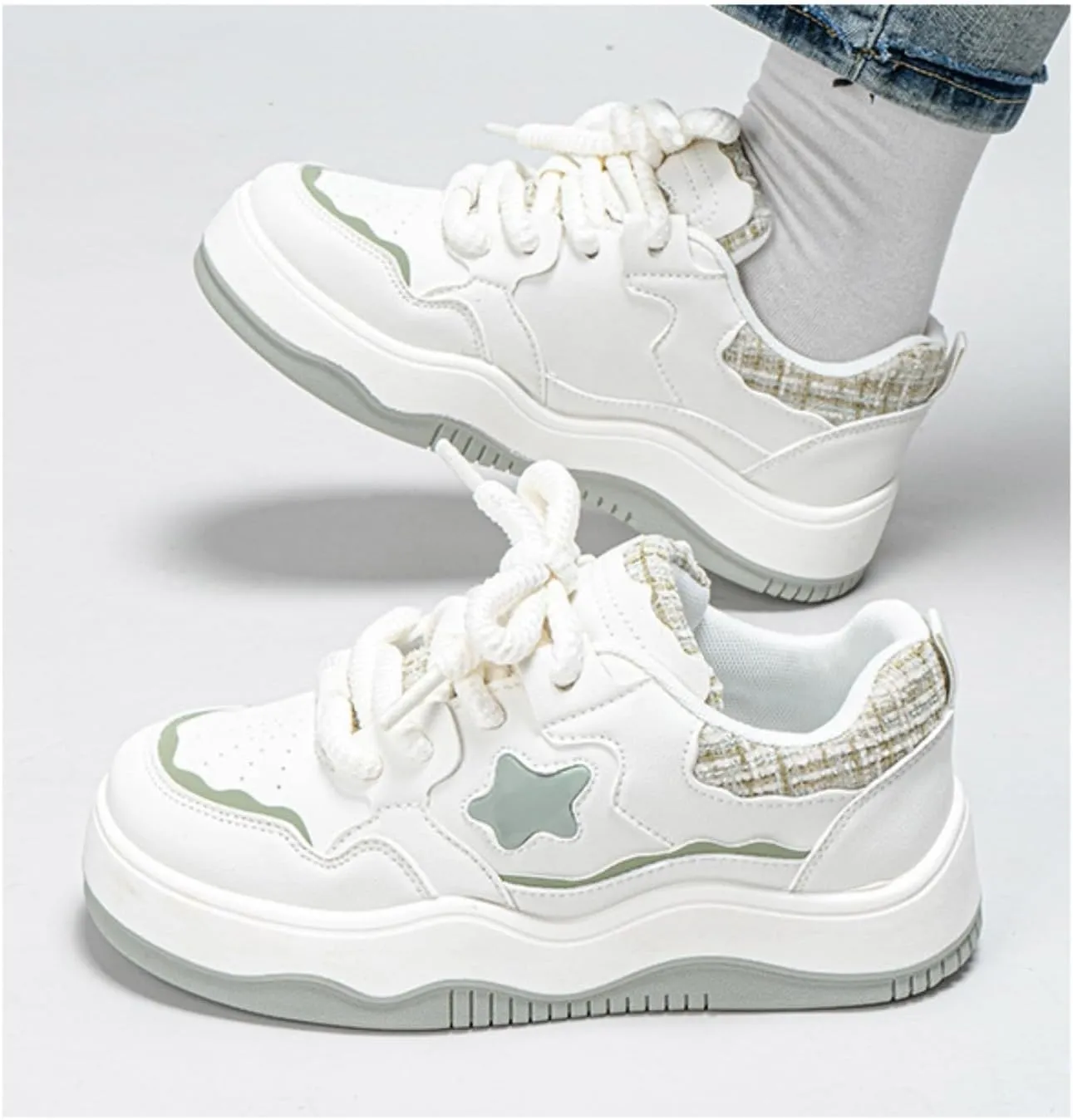 Soft PU Leather Star Sneakers Cute Trendy Casual Skate Shoes for Women Teens Lightweight Non-Slip Everyday Fashion