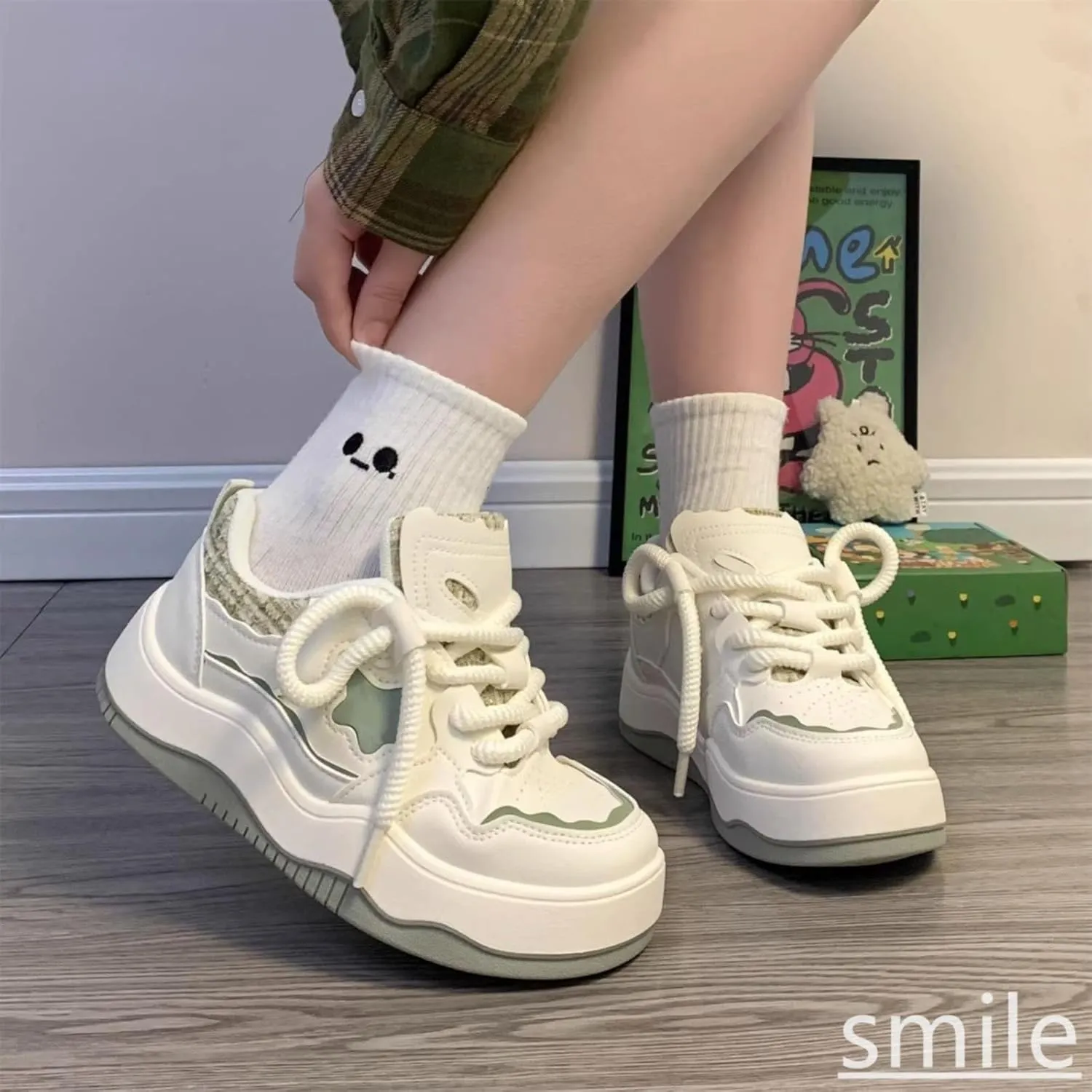 Soft PU Leather Star Sneakers Cute Trendy Casual Skate Shoes for Women Teens Lightweight Non-Slip Everyday Fashion