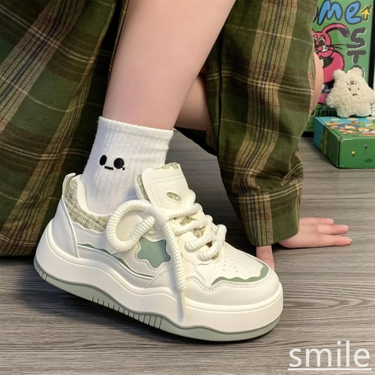 Soft PU Leather Star Sneakers Cute Trendy Casual Skate Shoes for Women Teens Lightweight Non-Slip Everyday Fashion